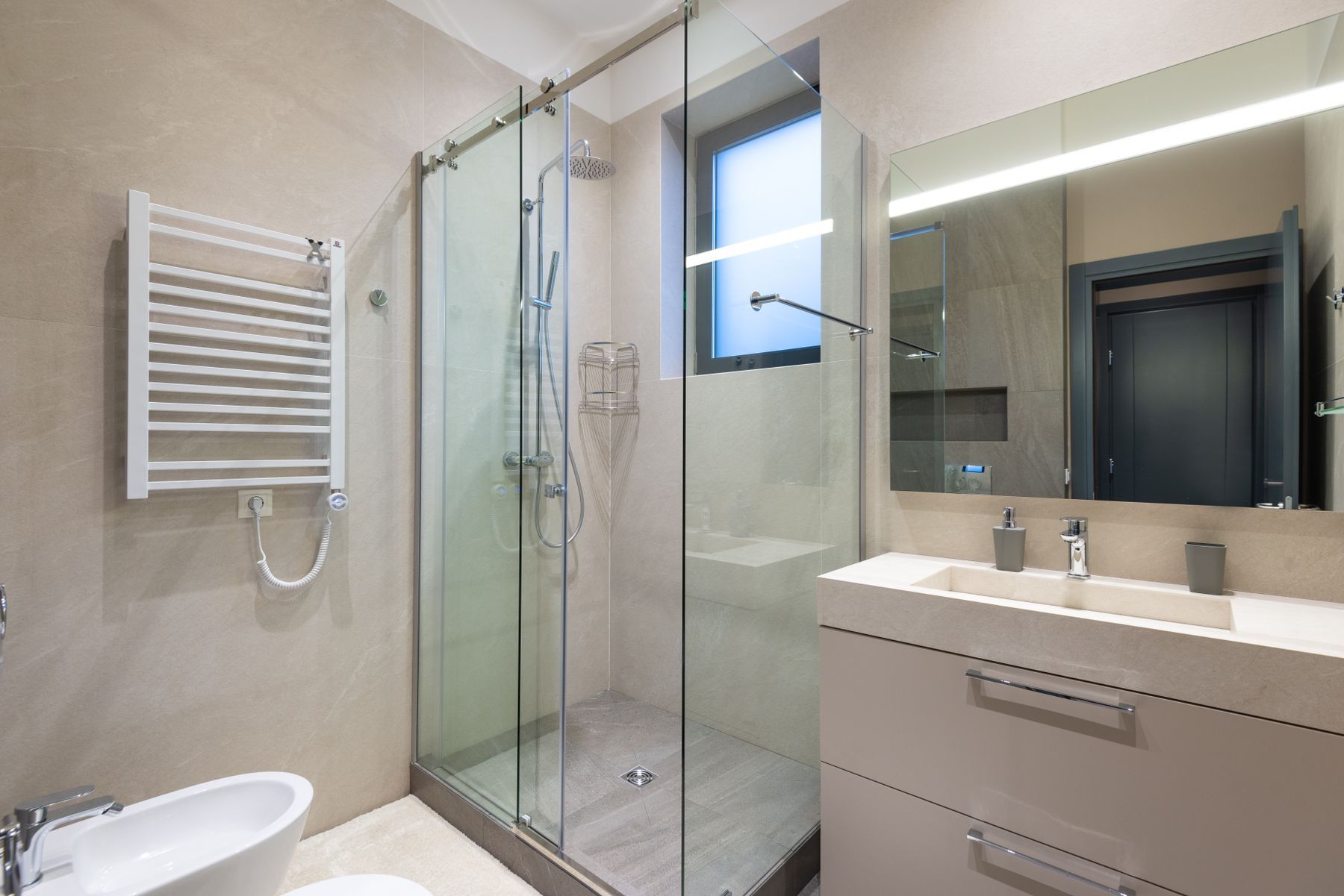 Modernes Badezimmer mit Glasdusche